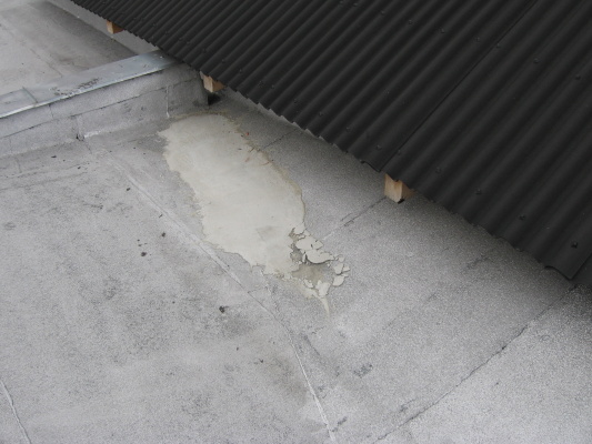24.4.09 oprava střechy - betonem.jpg