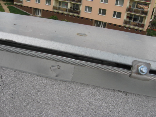 24.4.09 oprava střechy- ukončovací lišta (2).jpg