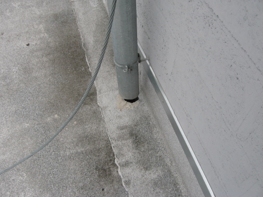 24.4.09 oprava střechy- vylévání betonu do odtoku.jpg