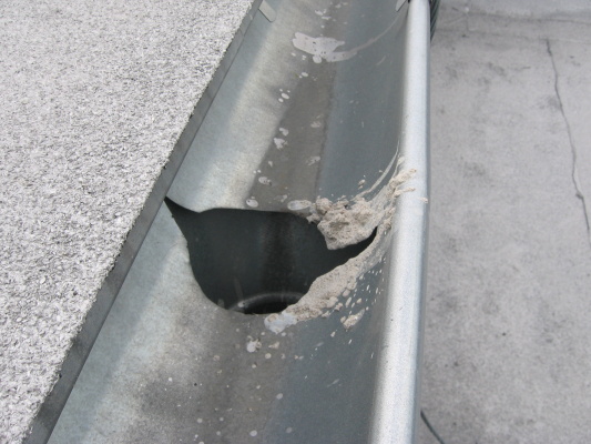 24.4.09 oprava střechy- vylévání betonu do odtoku (2).jpg